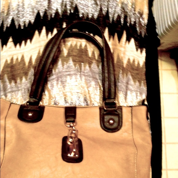 NEUTRAL TAN & CHOCOLATE BROWN VEGAN LEATHER TOTE /LAPTOP BAG - Picture 6 of 9